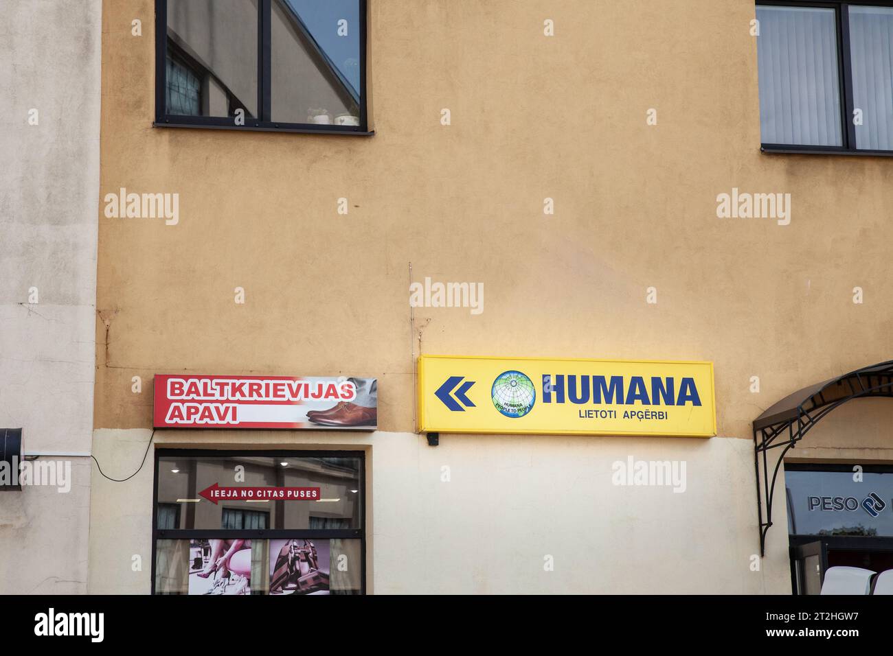 Photo d'un panneau avec le logo des gens Humana aux gens sur leur magasin d'occasion à Riga, Lettonie. Humana est une organisation caritative spécialisée dans Banque D'Images