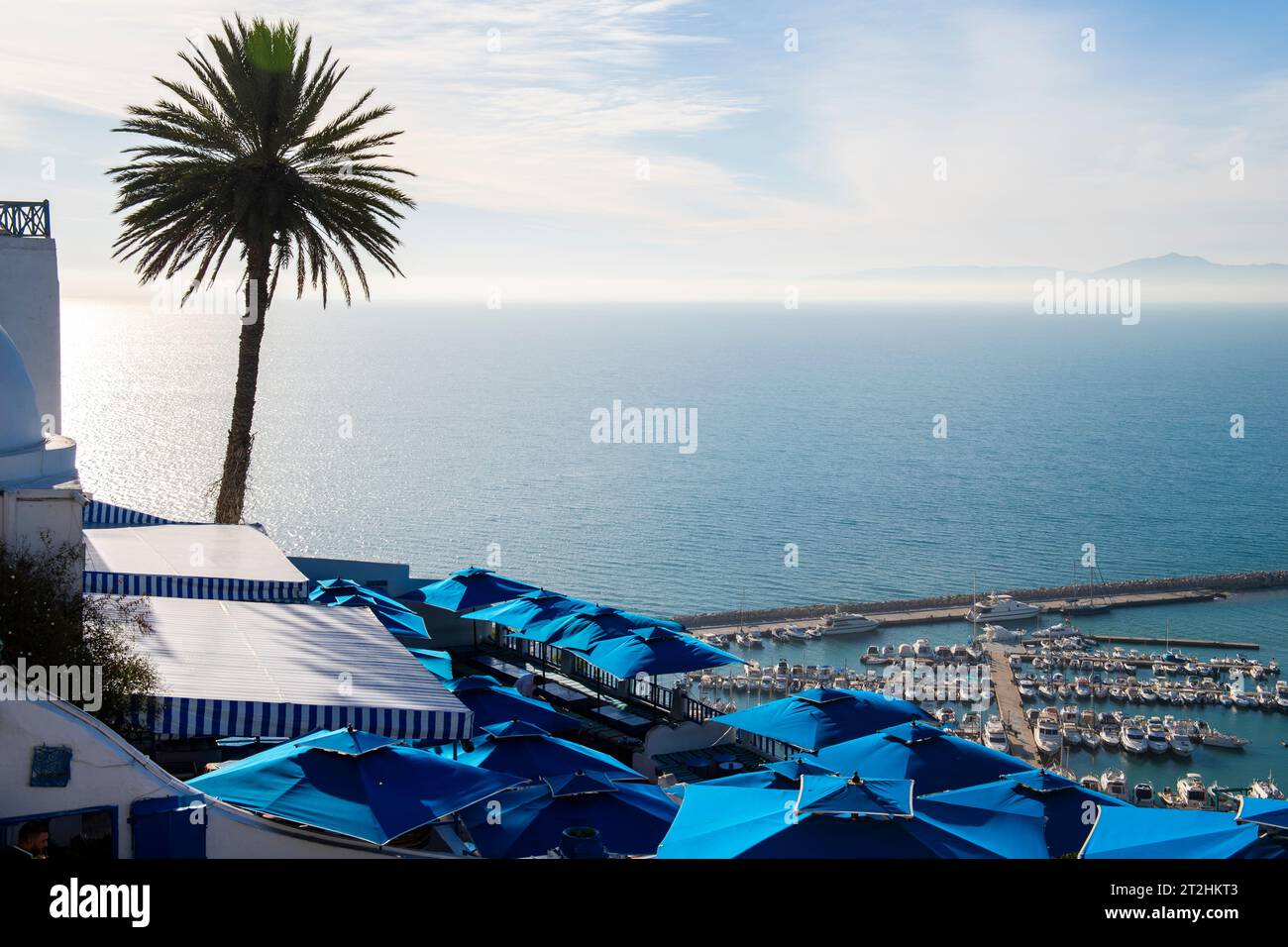 Sidi Bou Said, Tunisie, Afrique. Une charmante ville surplombant la Méditerranée. Banque D'Images