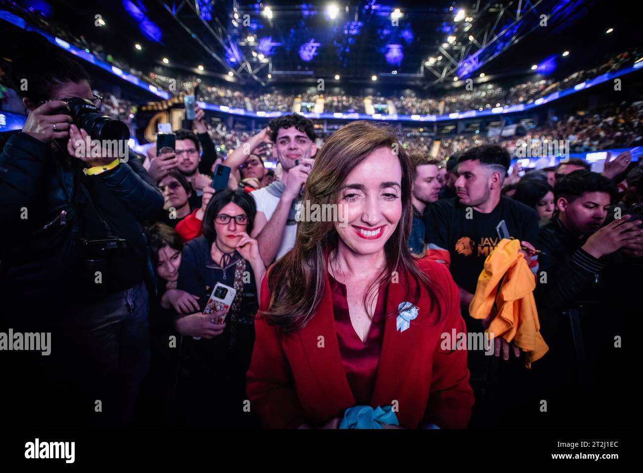 Buenos Aires, Argentine. 18 octobre 2023. La candidate à la vice-présidence Victoria Villarruel de la coalition Liberty Advances accueille ses partisans lors de la clôture de la campagne électorale de Milei avant l'élection présidentielle. Le candidat à la présidence argentin Javier Milei de la coalition Liberty Advances assiste à la clôture de sa campagne électorale avant l'élection présidentielle. (Photo Mariana Nedelcu/SOPA Images/Sipa USA) crédit : SIPA USA/Alamy Live News Banque D'Images