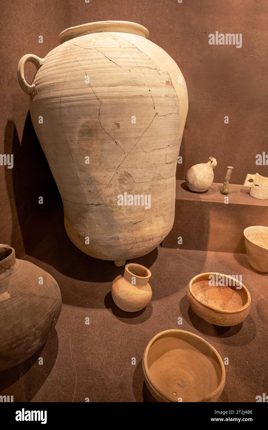 Qumran, Israël - 13 août 2023 : ancienne poterie à Qumran, désert de Judée, Israël, où les rouleaux de la mer Morte ont été trouvés. Banque D'Images