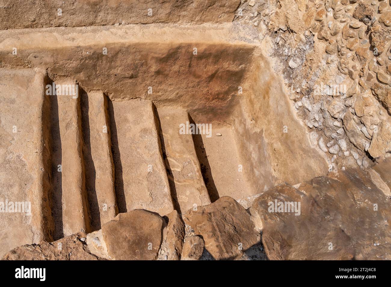Qumran, Israël - 13 août 2023 : escalier menant à un bain rituel, Qumran, près de la mer Morte où les rouleaux de la mer Morte ont été trouvés, dans le désert de Judée, ISR Banque D'Images