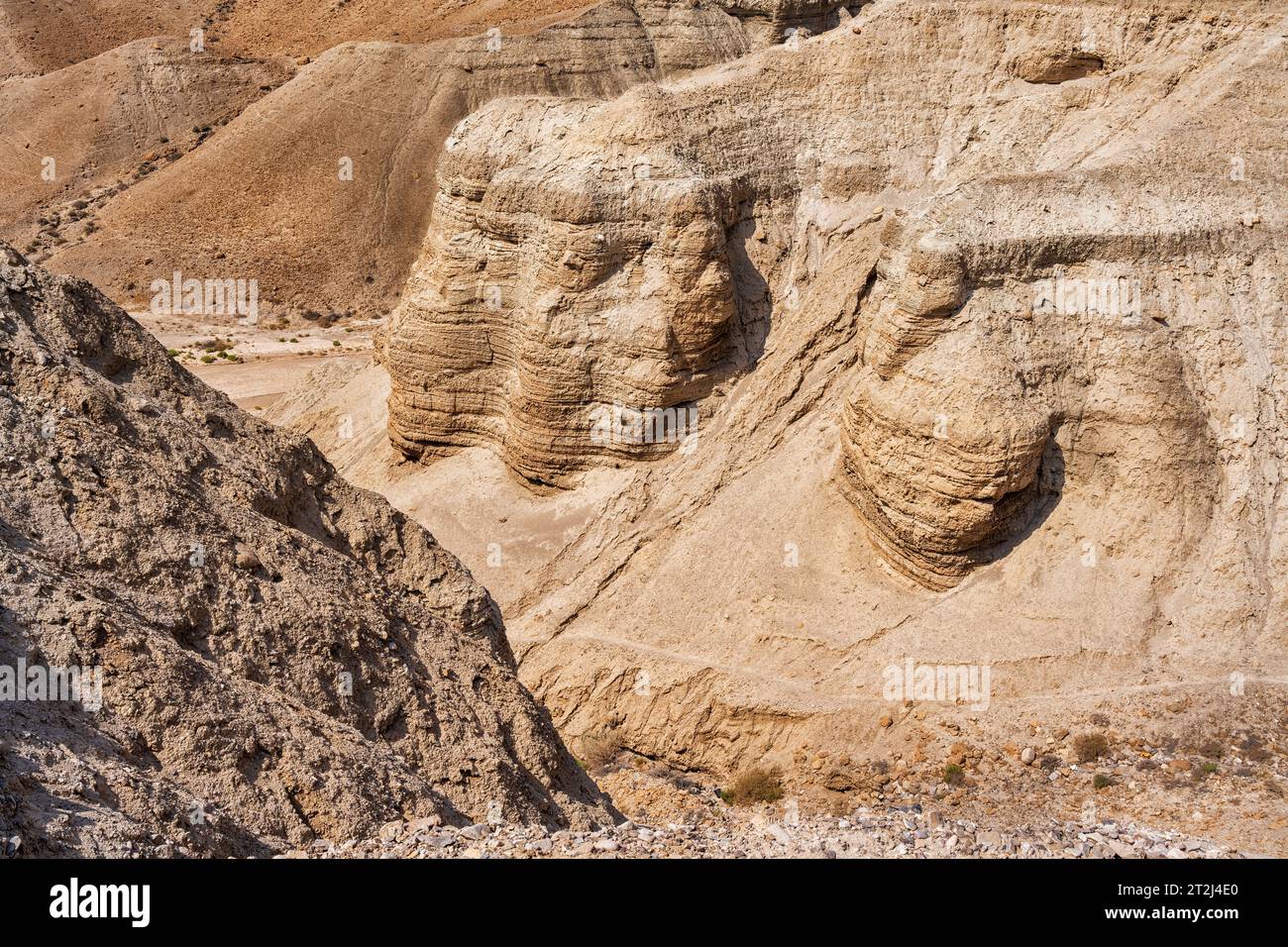 Qumran, Israël - 13 août 2023 : grotte des rouleaux de la mer Morte, grotte de Qumran 4, sur les ruines de Khirbet Qumran dans le désert de Judée d'Israël près de Banque D'Images