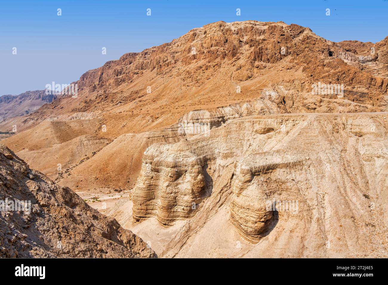 Qumran, Israël - 13 août 2023 : grotte des rouleaux de la mer morte, connue sous le nom de grotte 4, l'une des grottes où des rouleaux de la mer Morte ont été trouvés à Khirbet Qumran dans le Banque D'Images