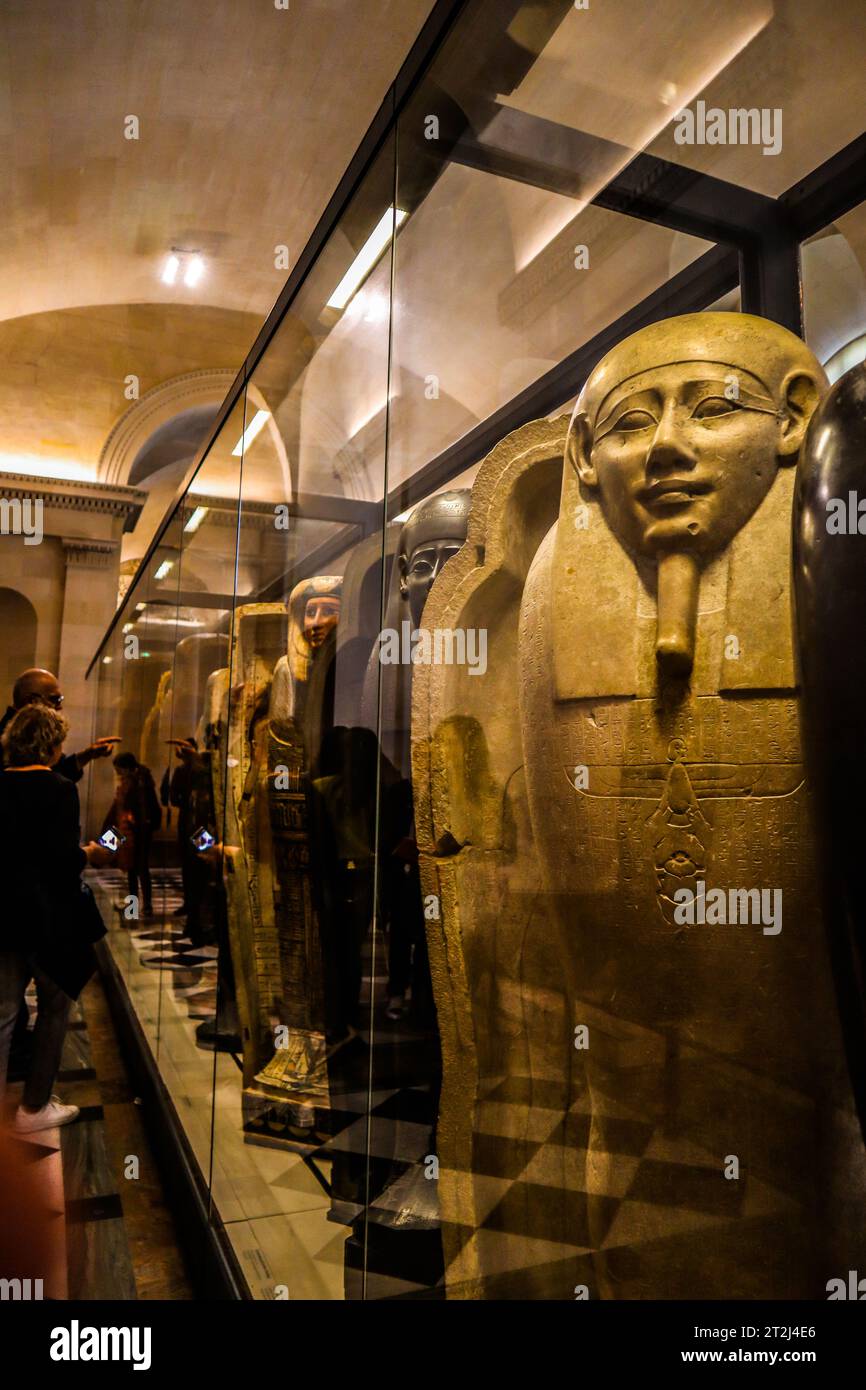 Cercueil égyptien du Louvre. Sarcophage égyptien au Musée du Louvre, Paris, France. Galerie égyptienne du Louvre. Banque D'Images