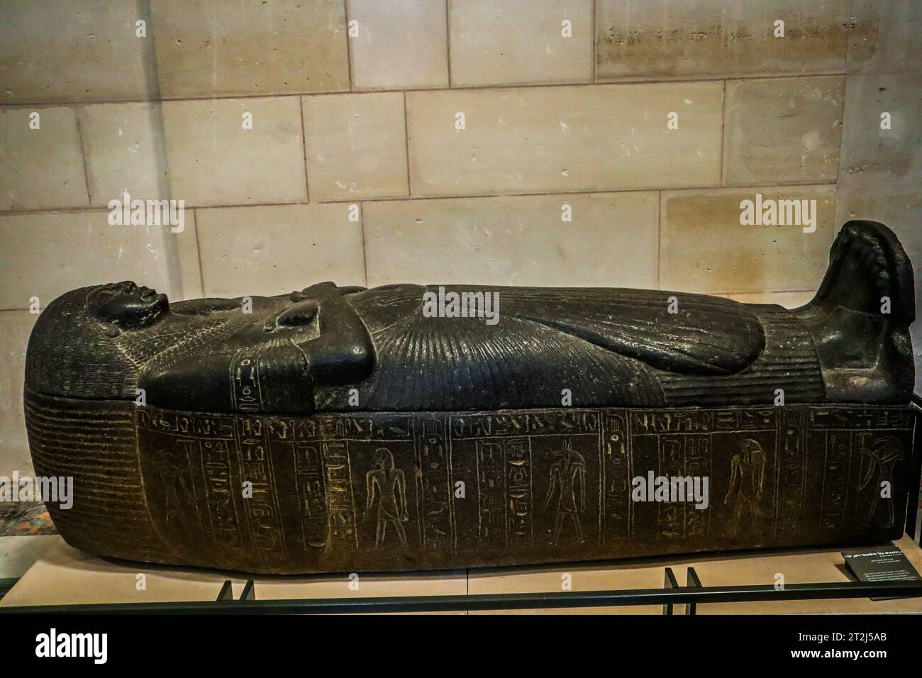 Cercueil égyptien du Louvre. Sarcophage égyptien au Musée du Louvre, Paris, France. Banque D'Images