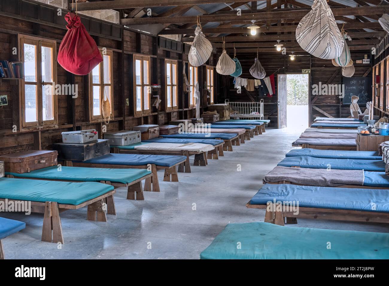 Camp de détention d'Atlit, Israël - 16 août 2023 : hutte résidentielle où les détenus ont été transférés après que les hommes et les femmes ont été séparés et désinfectés. Banque D'Images