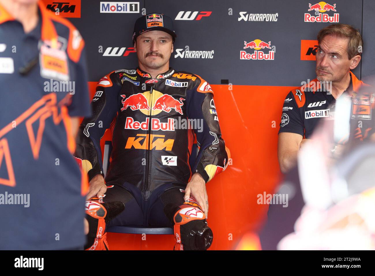 PHILLIP ISLAND, Australie. 20 octobre 2023. 2023 Guru par Gryfyn Australian Motorcycle Grand Prix - Jack Miller (Aust) en course pour le Red Bull KTM Factory Racing vu dans les stands avant de s'entraîner deux fois au Phillip Island Grand Prix circuit le 20 octobre 2023 à Phillip Island, Australie-image Credit : brett keating/Alamy Live News Banque D'Images