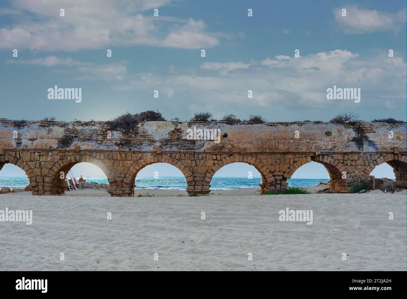 Vestiges de l'ancien aqueduc romain sur la côte méditerranéenne près de la ville de Césarée en Israël. Banque D'Images