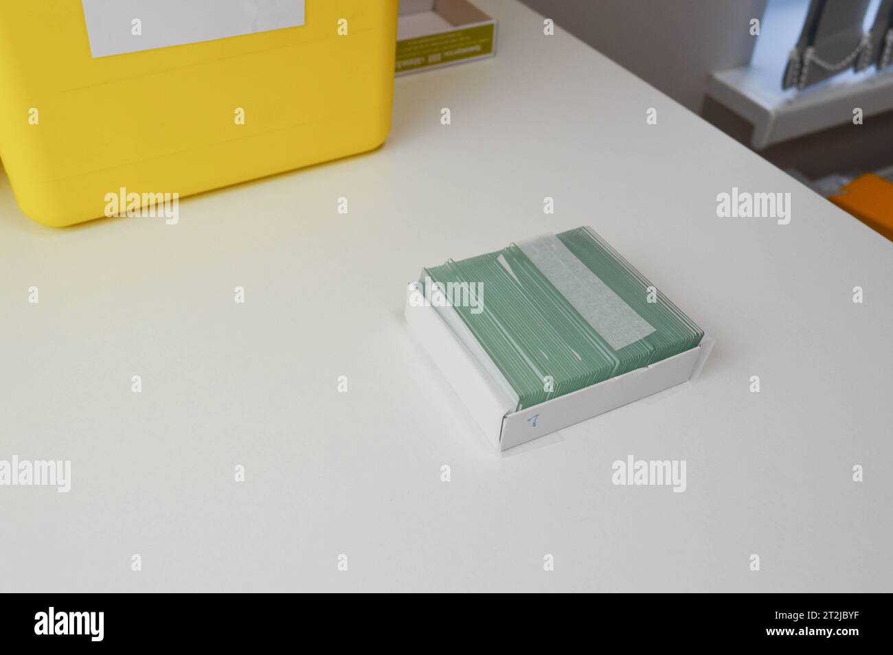 Closeup of hands contrôle de dépistage sanguin, lame de verre à partir de l'archive ou de vieux enregistrements en laboratoire. Banque D'Images