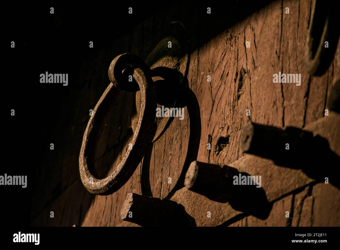 Poignée anneau de la porte géante d'Amer fort Palace. Il s'agit d'un anneau de poignée circulaire utilisé pour tirer la porte d'entrée hors des temps anciens. Banque D'Images