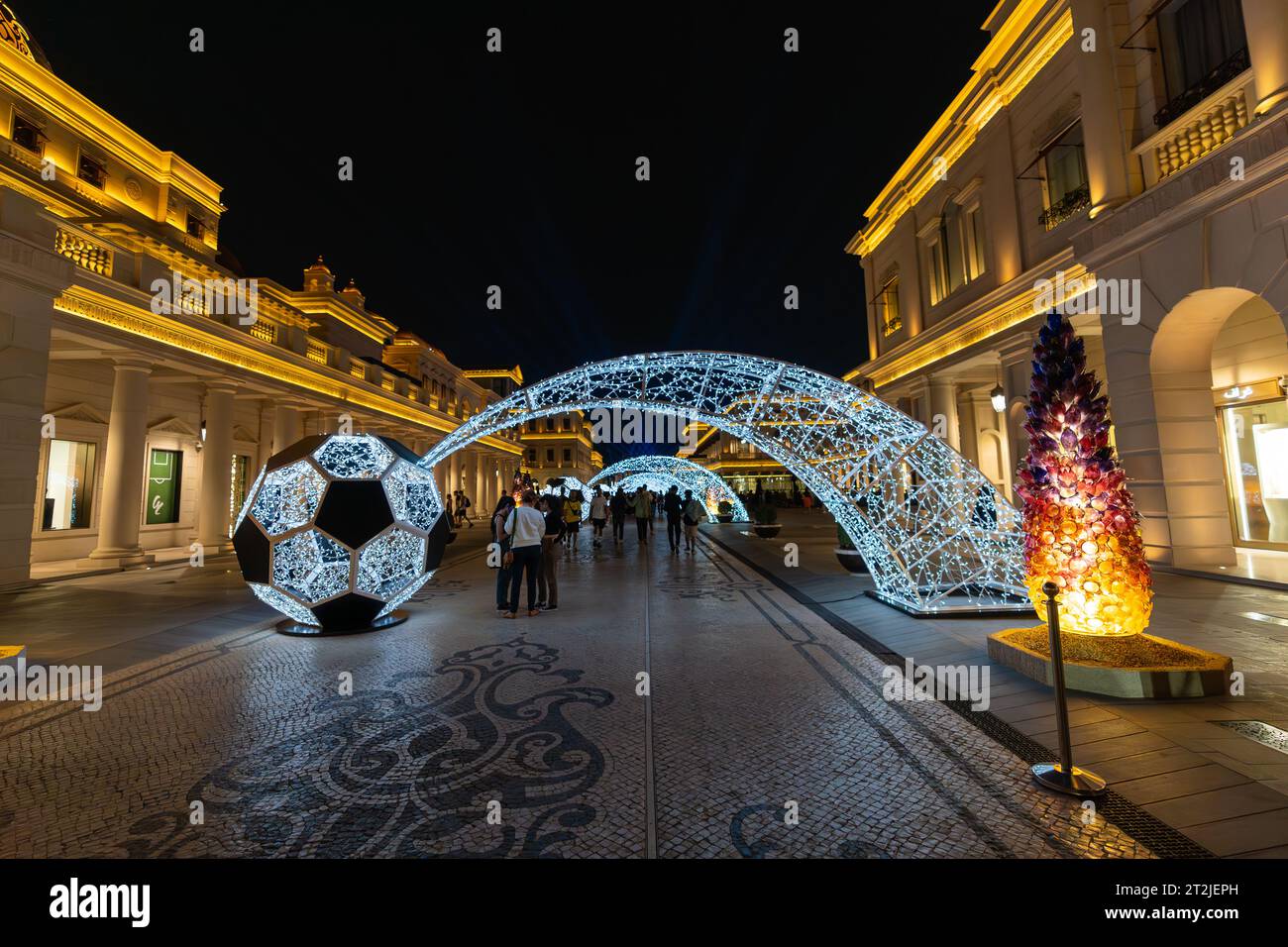 Doha, Qatar - 2 décembre 2022 : vue de nuit de Katara Plaza Galeries Lafayette à Katara Cultural Vilage Doha, Qatar. Banque D'Images