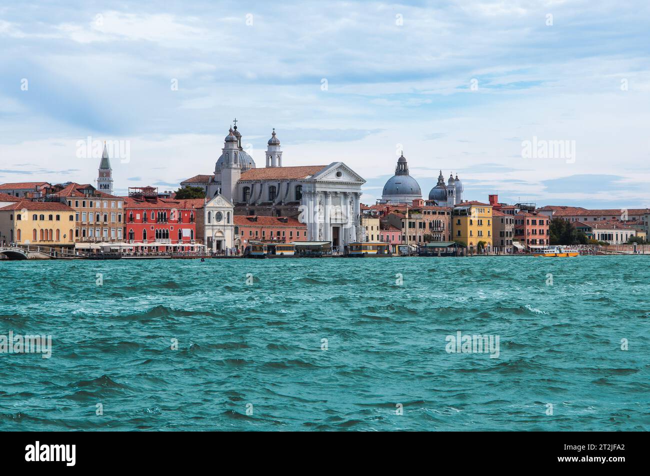 Canal de la Giudecca avec église Santa Maria del Rosario, Italie Venise. Banque D'Images