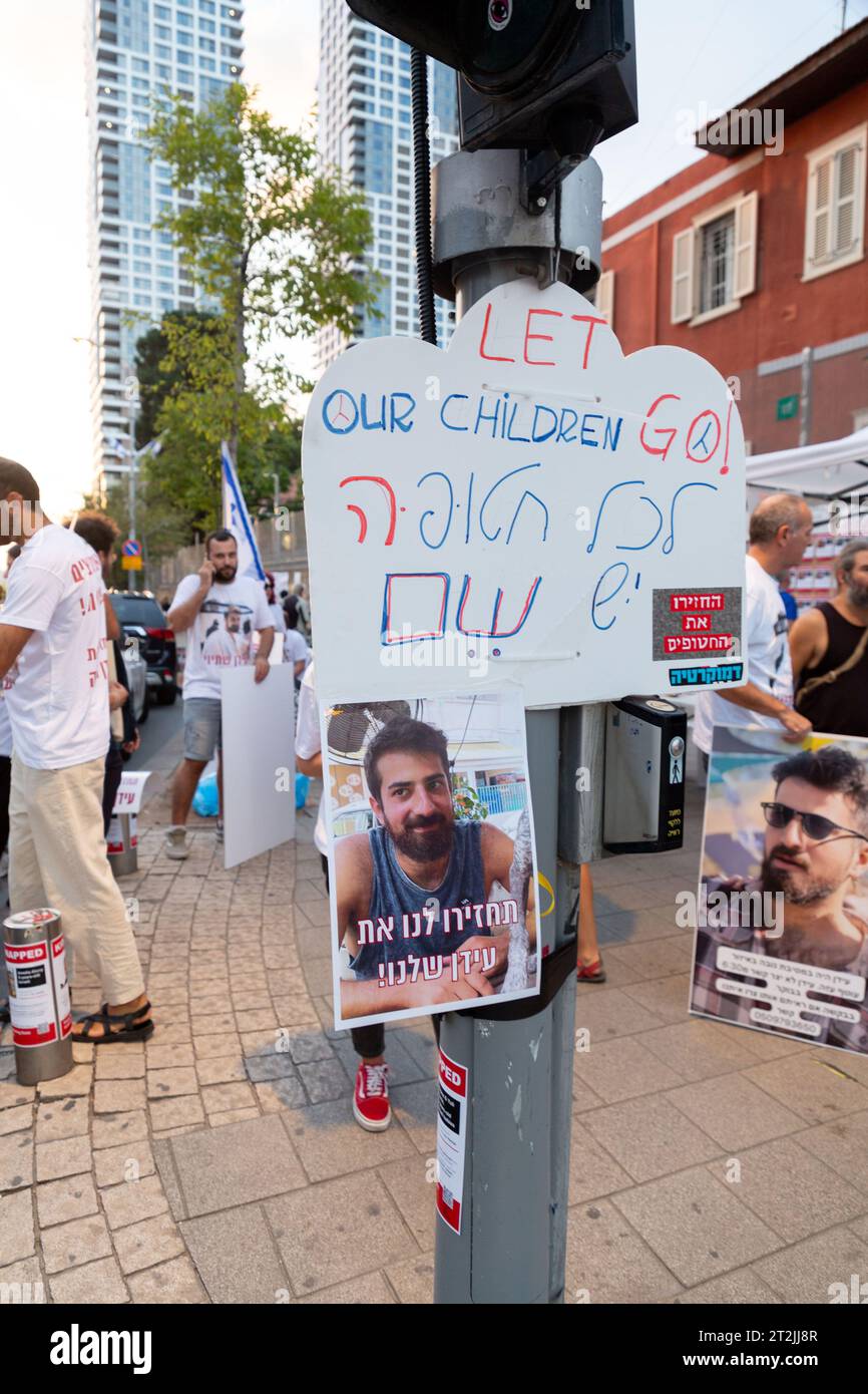 Tel Aviv, Israël - 19 octobre 2023 - des civils israéliens se sont rassemblés en solidarité pour un cessez-le-feu entre Israël et Gaza, brandissant des banderoles pour les disparus Banque D'Images