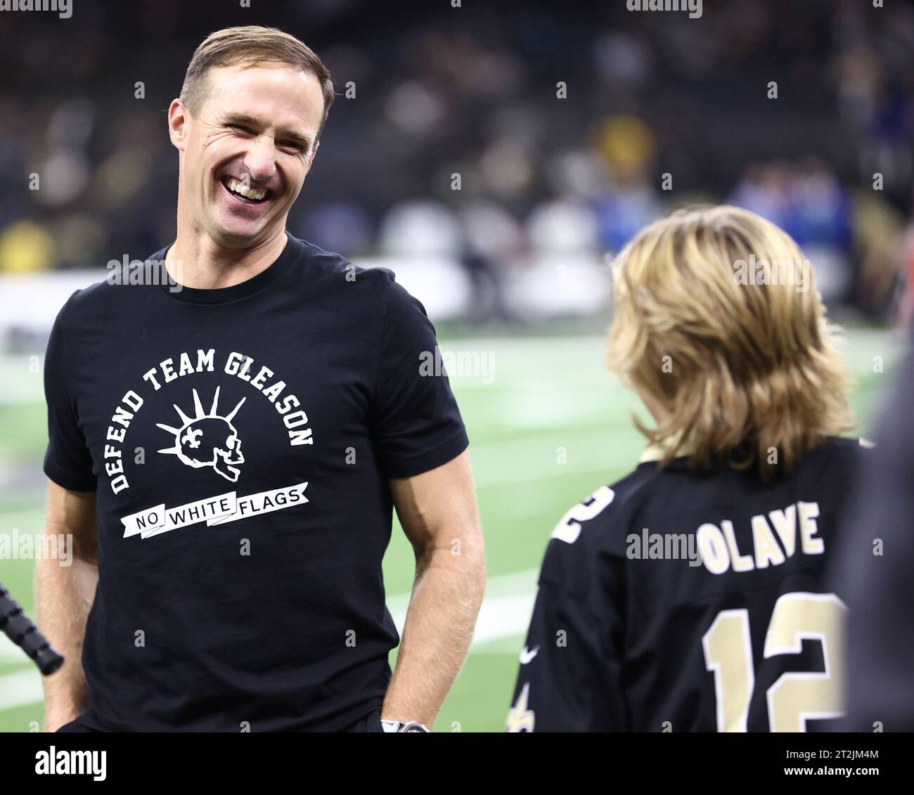 La Nouvelle-Orléans, États-Unis. 19 octobre 2023. L'ancien quarterback des Saints de la Nouvelle-Orléans Drew Brees discute avec quelques fans lors d'un match de la National football League au Caesars Superdome à la Nouvelle-Orléans, Louisiane, le jeudi 19 octobre 2023. (Photo de Peter G. Forest/Sipa USA) crédit : SIPA USA/Alamy Live News Banque D'Images