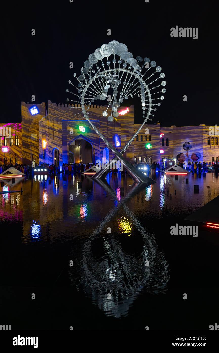 Doha, Qatar - 2 décembre 2022 : Belle fontaine d'eau au village culturel Katara à Doha, Qatar. Banque D'Images