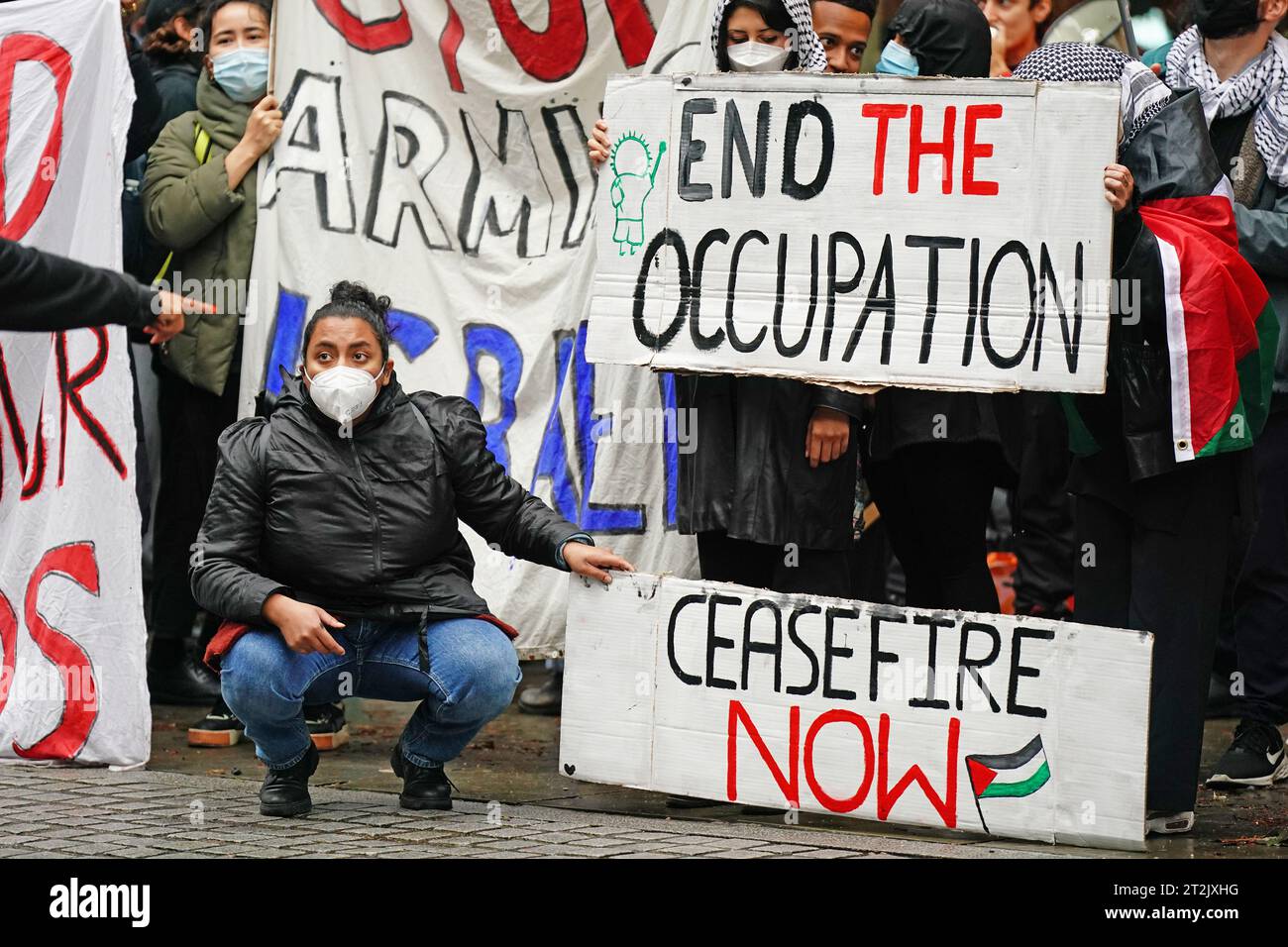 Manifestants lors d'une manifestation organisée par London Palestine action devant le siège du Parti travailliste à Londres pour demander au parti de changer de position sur la guerre Israël-Hamas. Date de la photo : Vendredi 20 octobre 2023. Banque D'Images