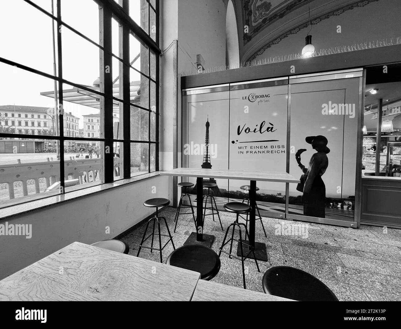 Café vide dans une gare allemande un jour de pluie Banque D'Images