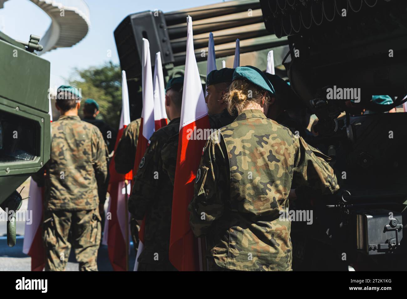 16.08.2023 Varsovie, Pologne. Vue arrière extérieure de soldats d'infanterie polonais en uniforme de camouflage et bérets verts tenant des drapeaux de la Pologne lors d'un événement militaire en plein air. Photo de haute qualité Banque D'Images