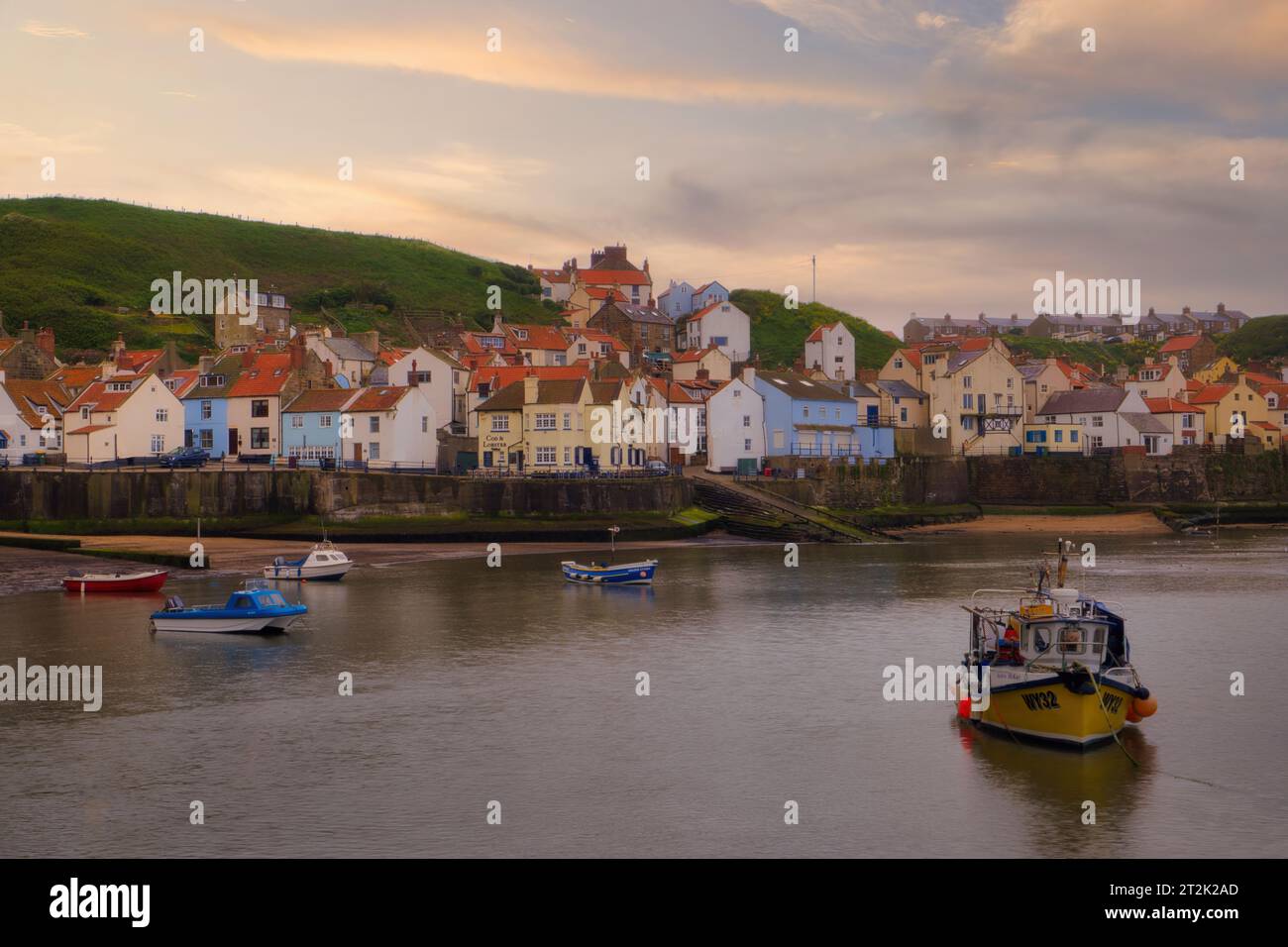 En regardant en arrière vers le front de mer du très beau village de pêcheurs du Yorkshire de Staithes Banque D'Images