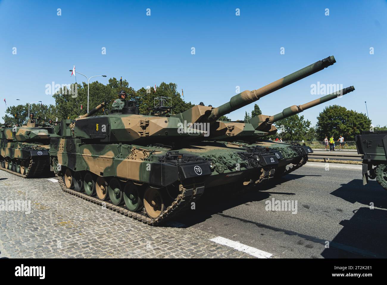 16.08.2023 Varsovie, Pologne. Puissants chars de combat allemands - Leopard 2 - recouverts de peinture de camouflage dans une colonne lors d'un défilé militaire. Illustration 3D de haute qualité Banque D'Images