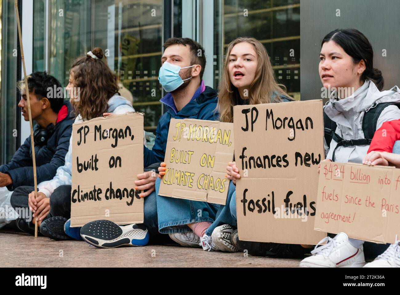 Londres, Royaume-Uni. 19 octobre 2023. Fossil Free London et des militants de toute l’Europe se réunissent devant le bureau de JPMorgan à Canary Wharf pour protester contre le financement des combustibles fossiles par la banque. Crédit : Andrea Domeniconi/Alamy Live News Banque D'Images