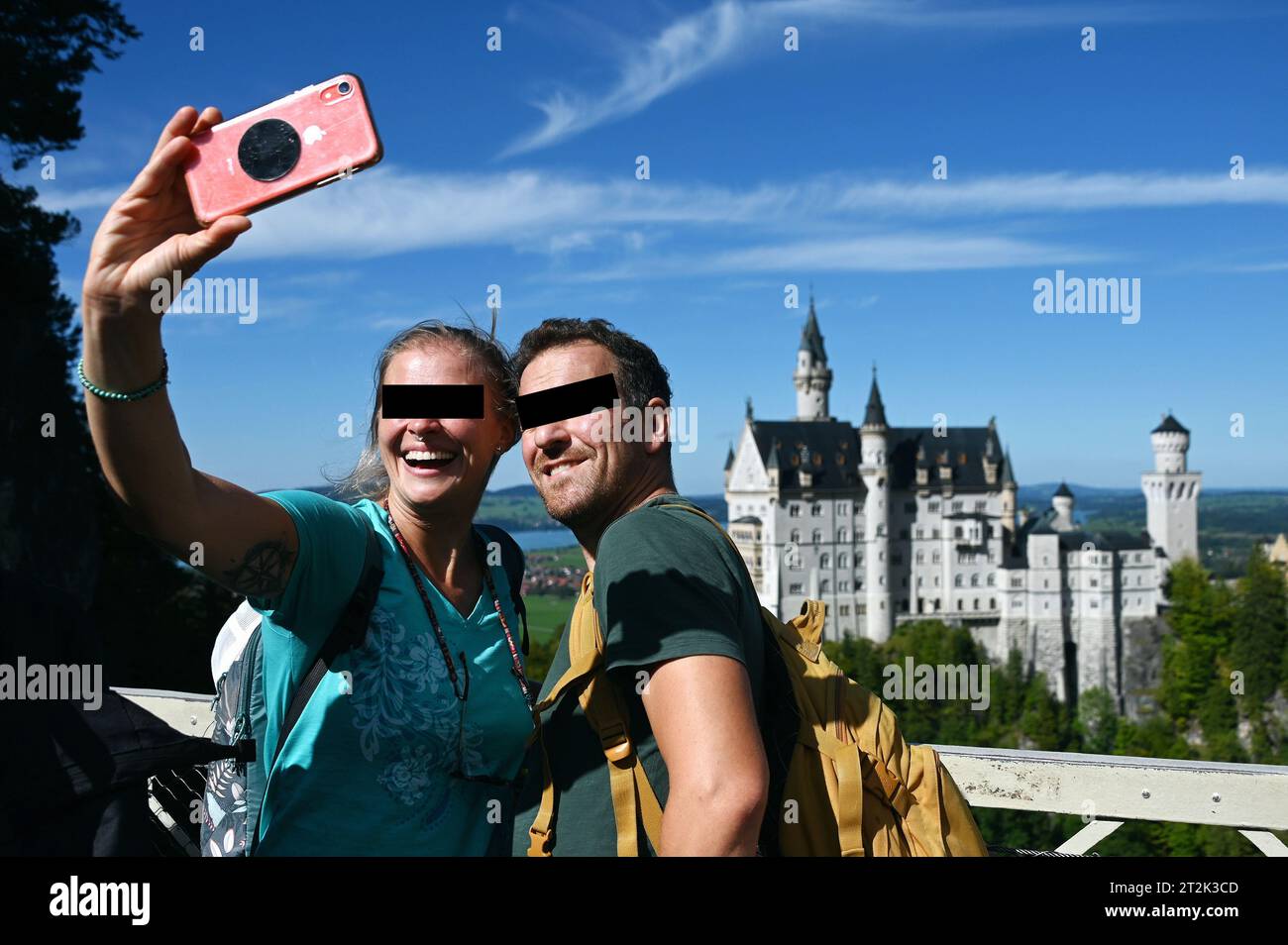 Les touristes prennent un selfie avec le château de Neuschwanstein dans le Allgäu bavarois près de Füssen, en Allemagne Banque D'Images