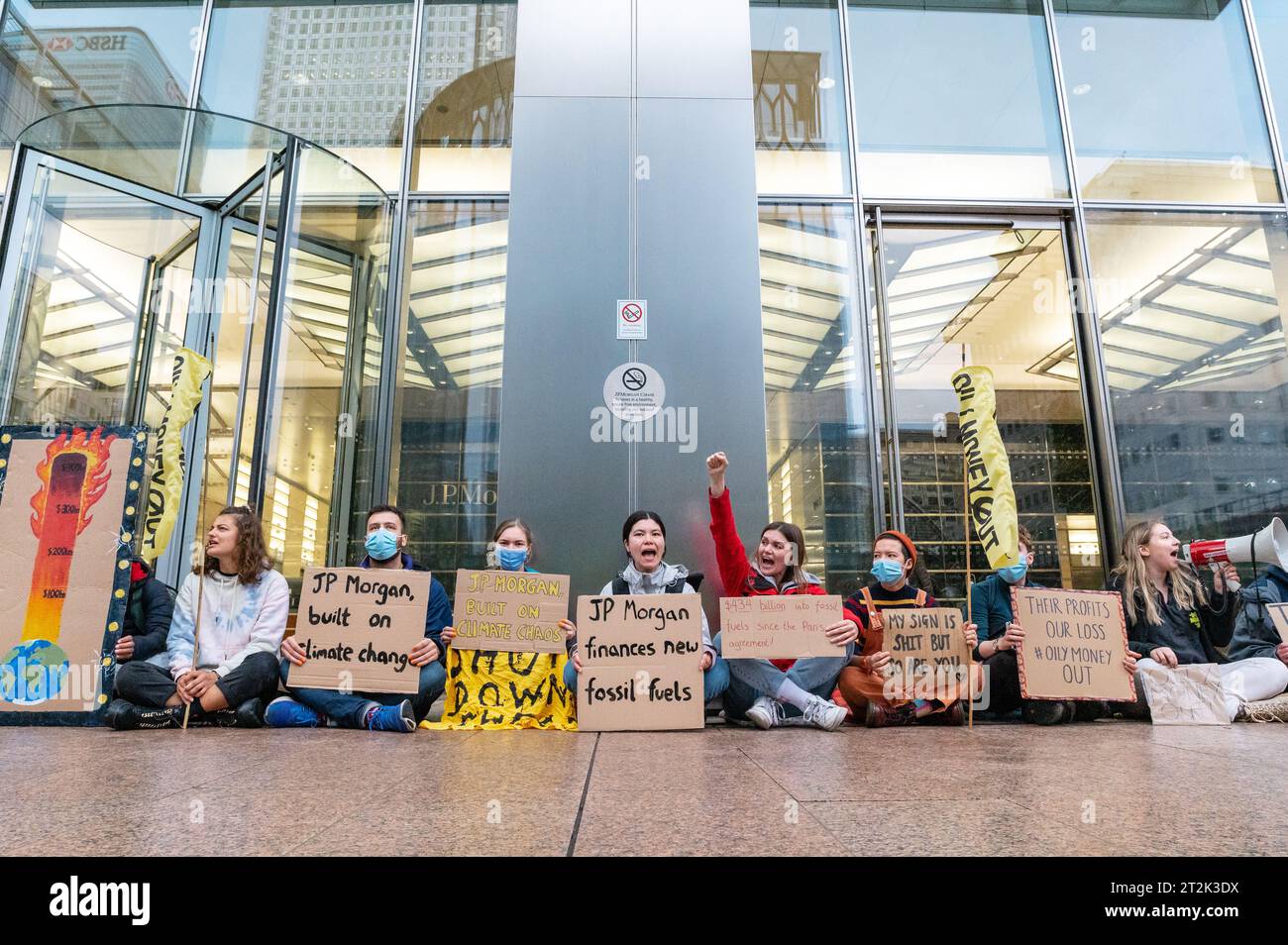 Londres, Royaume-Uni. 19 octobre 2023. Fossil Free London et des militants de toute l’Europe se réunissent devant le bureau de JPMorgan à Canary Wharf pour protester contre le financement des combustibles fossiles par la banque. Crédit : Andrea Domeniconi/Alamy Live News Banque D'Images
