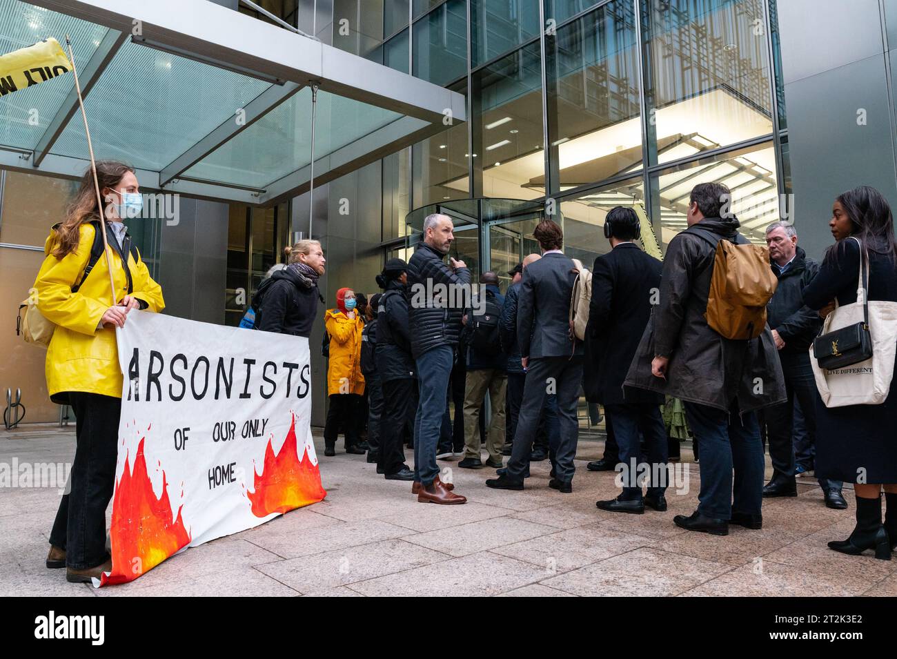 Londres, Royaume-Uni. 19 octobre 2023. Fossil Free London et des militants de toute l’Europe se réunissent devant le bureau de JPMorgan à Canary Wharf pour protester contre le financement des combustibles fossiles par la banque. Crédit : Andrea Domeniconi/Alamy Live News Banque D'Images