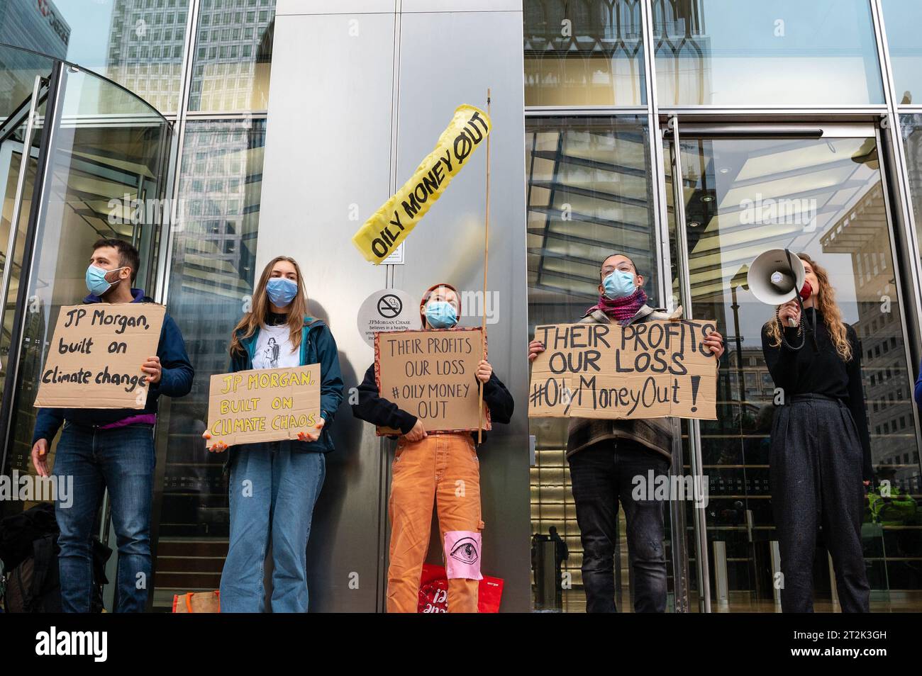 Londres, Royaume-Uni. 19 octobre 2023. Fossil Free London et des militants de toute l’Europe se réunissent devant le bureau de JPMorgan à Canary Wharf pour protester contre le financement des combustibles fossiles par la banque. Crédit : Andrea Domeniconi/Alamy Live News Banque D'Images
