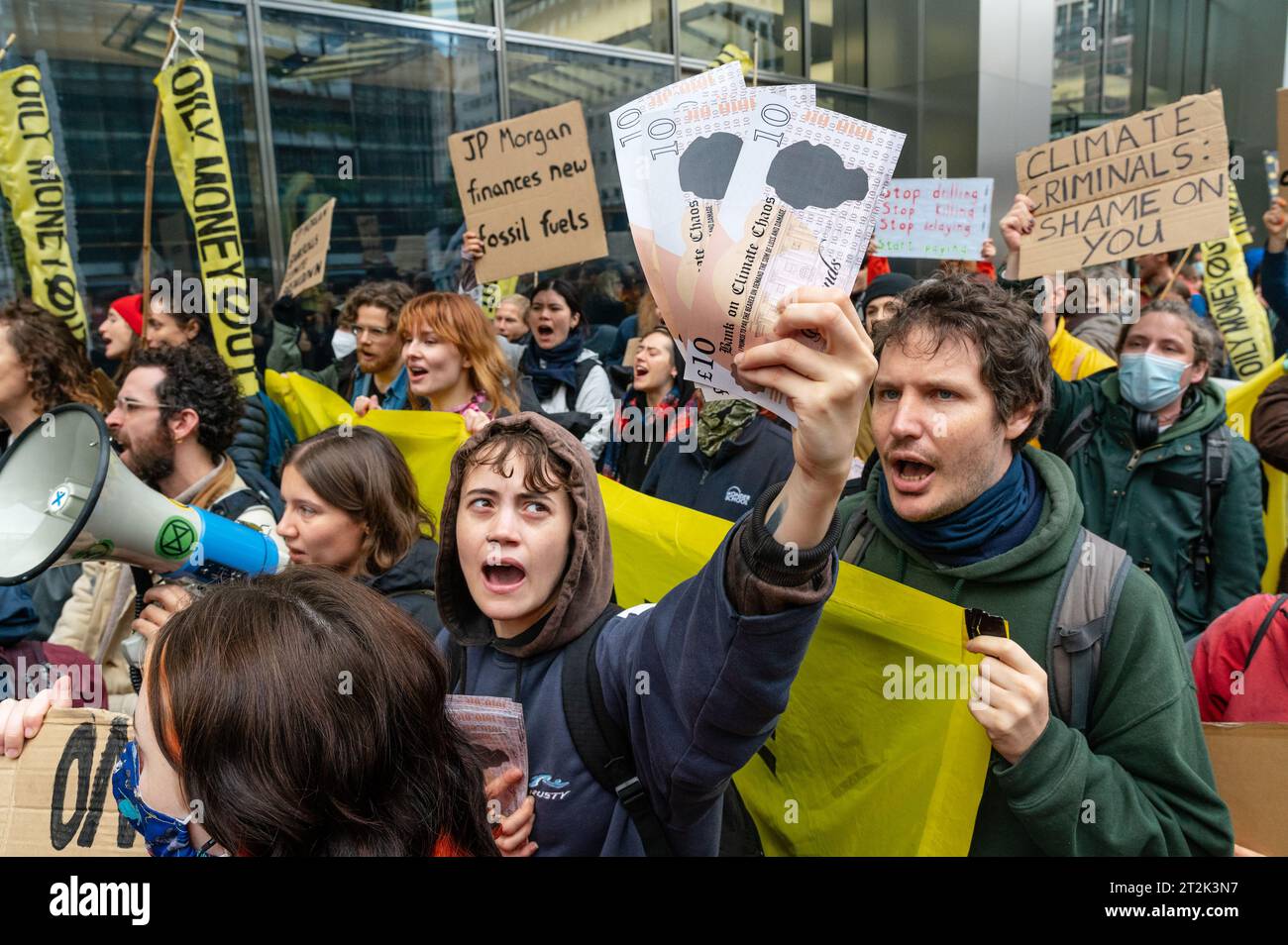 Londres, Royaume-Uni. 19 octobre 2023. Fossil Free London et des militants de toute l’Europe se réunissent devant le bureau de JPMorgan à Canary Wharf pour protester contre le financement des combustibles fossiles par la banque. Crédit : Andrea Domeniconi/Alamy Live News Banque D'Images