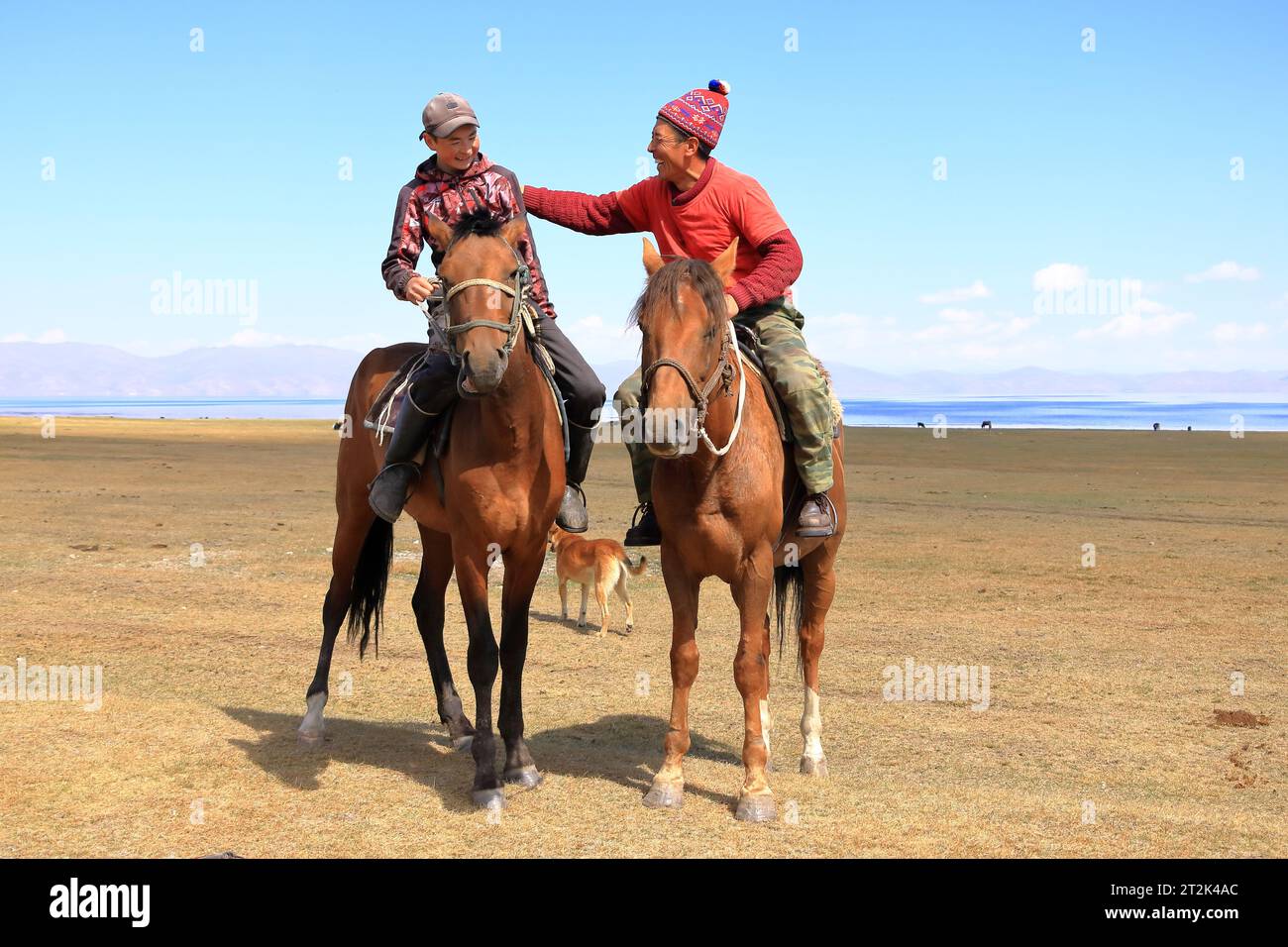 Août 24 2023 - Lac Song kol au Kirghizistan : les habitants jouent au kok boru (ulak tartych), jeu de cheval traditionnel, avec un mannequin en cuir au lieu d'une chèvre carcas Banque D'Images