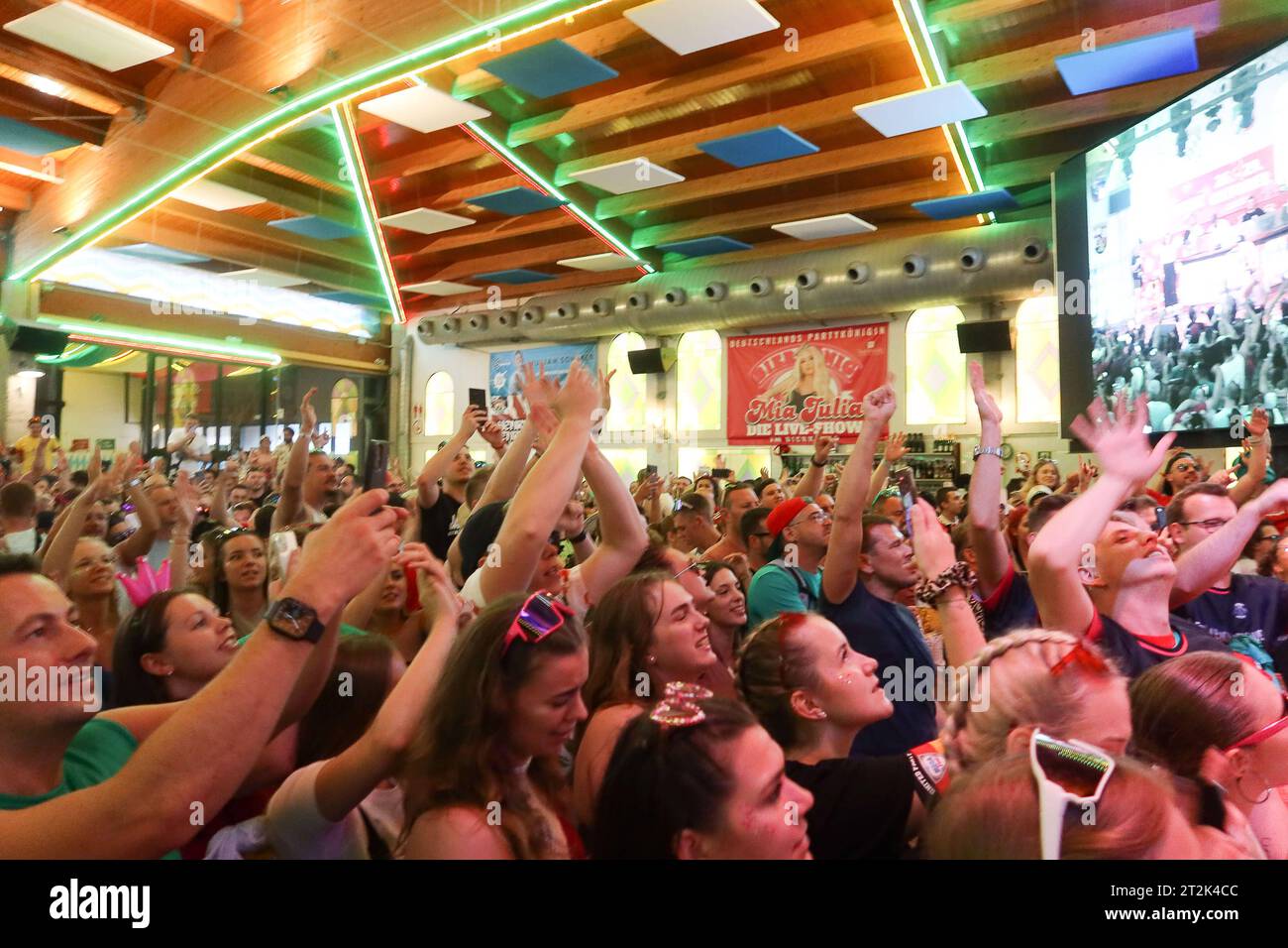 Arenal Mallorca : Bierkoenig mit Mia Julia, 19.10.2023, *** Arenal Mallorca Bierkoenig with Mia Julia, 19 10 2023, Copyright : xEibner-Pressefoto/JoergxNiebergax EP JNL crédit : Imago/Alamy Live News Banque D'Images