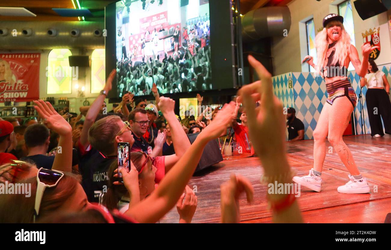 Arenal Mallorca : Bierkoenig mit Mia Julia, 19.10.2023, *** Arenal Mallorca Bierkoenig with Mia Julia, 19 10 2023, Copyright : xEibner-Pressefoto/JoergxNiebergax EP JNL crédit : Imago/Alamy Live News Banque D'Images