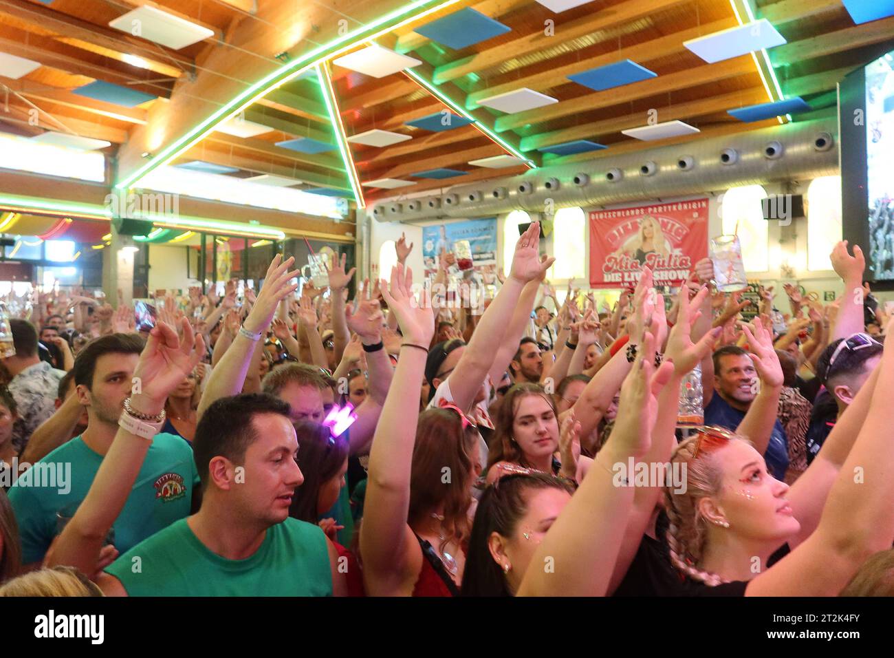 Arenal Mallorca : Bierkoenig mit Mia Julia, 19.10.2023, *** Arenal Mallorca Bierkoenig with Mia Julia, 19 10 2023, Copyright : xEibner-Pressefoto/JoergxNiebergax EP JNL crédit : Imago/Alamy Live News Banque D'Images