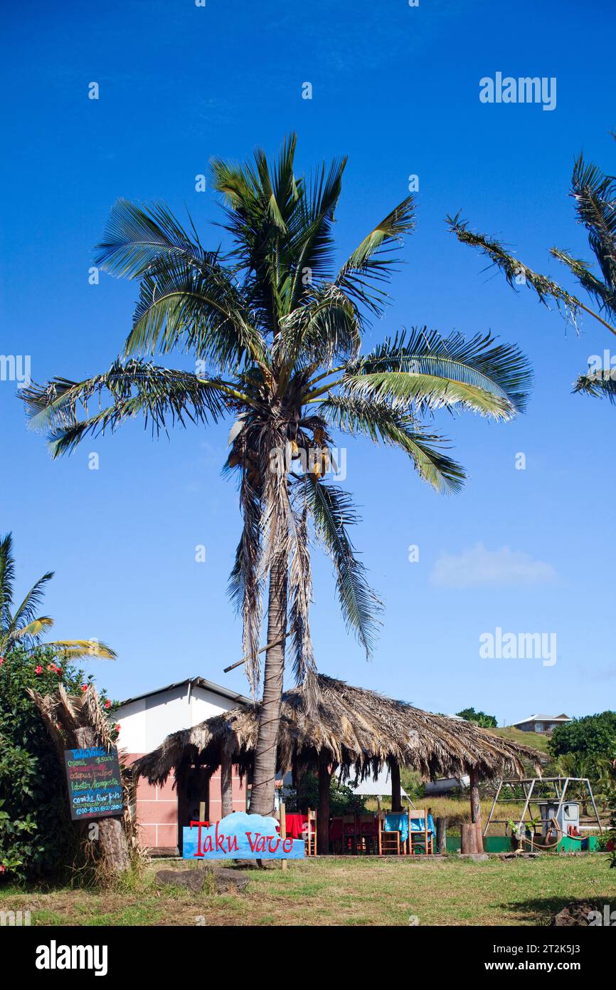Un bar sert des cocktails fruités dans la ville principale de Honga Roa, sur l'île la plus reculée du monde. Banque D'Images