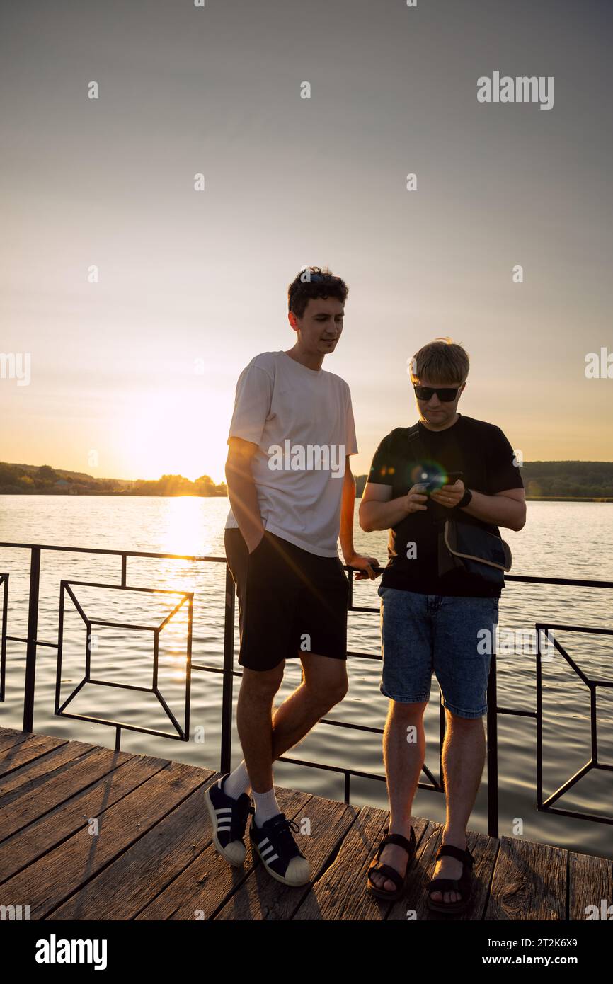 Hommes au pont au lac Banque D'Images