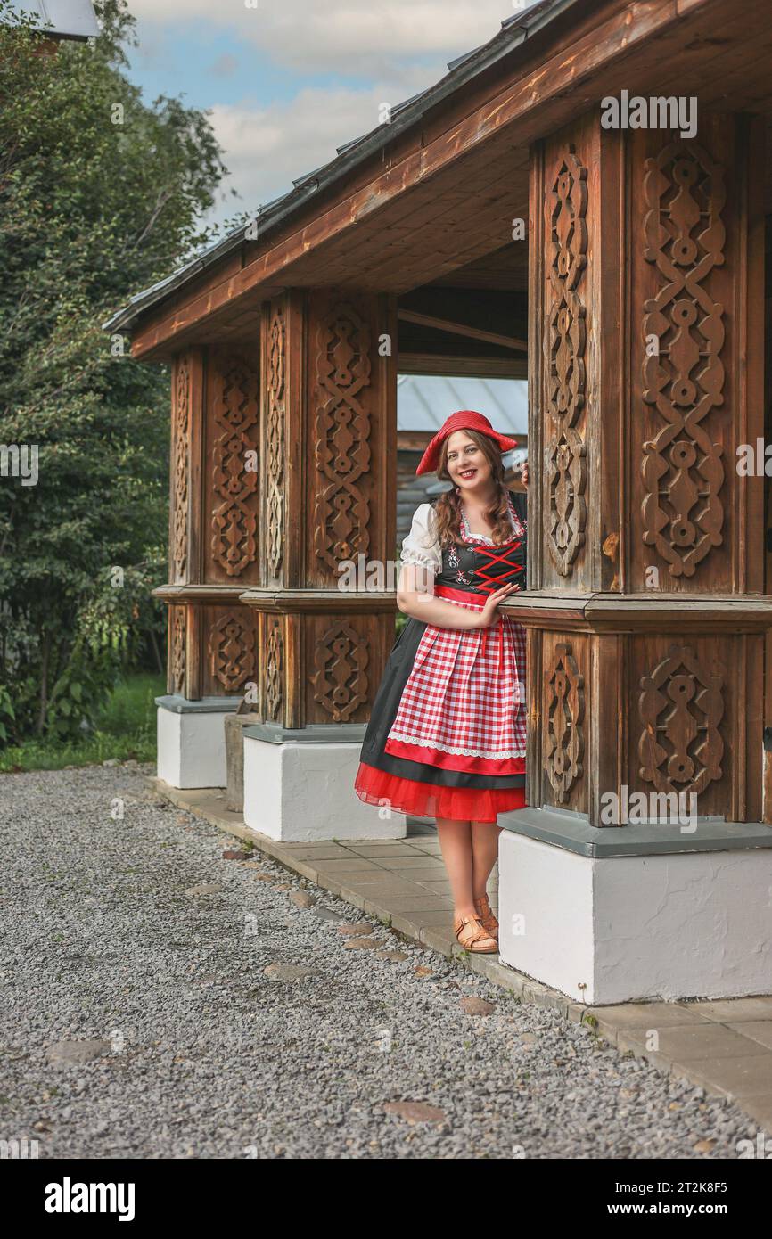 Portrait fantastique Ukrainian Happy girl regarde la caméra. La femme authentique tient le tournesol. Cheveux longs volant dans le vent ondulant. Lévitation photo d'art. Nationa Banque D'Images