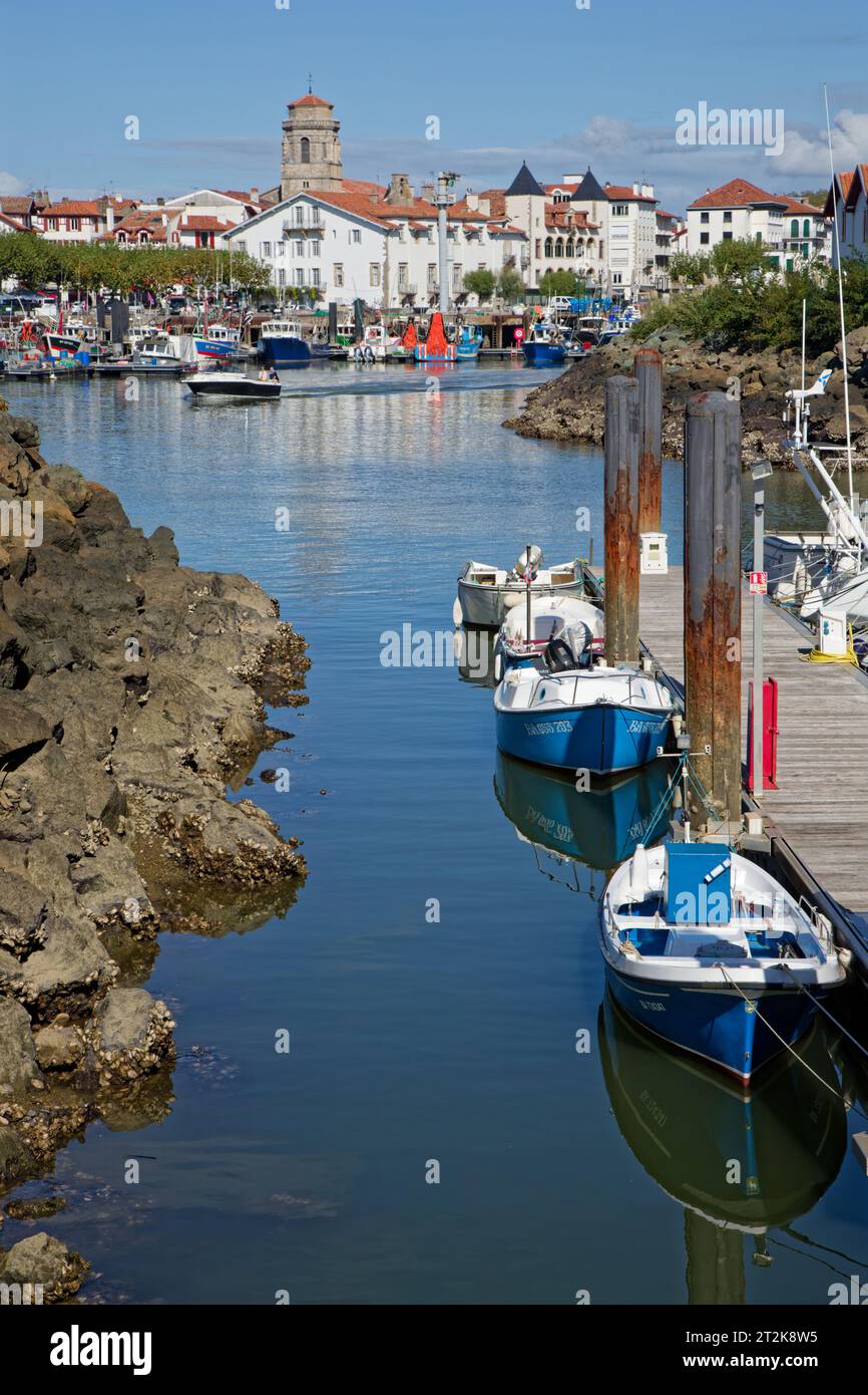 ST-JEAN-DE-LUZ, FRANCE, 23 septembre 2023 : Port de pêche de Saint-Jean-de-Luz sur la côte basque. C'est maintenant une station touristique célèbre connue pour son arc Banque D'Images