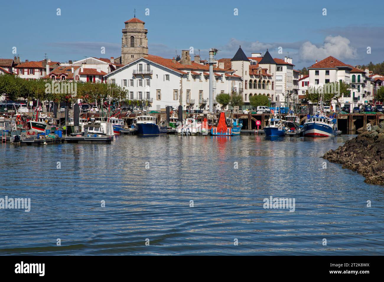 ST-JEAN-DE-LUZ, FRANCE, 23 septembre 2023 : Port de pêche de Saint-Jean-de-Luz sur la côte basque. C'est maintenant une station touristique célèbre connue pour son arc Banque D'Images