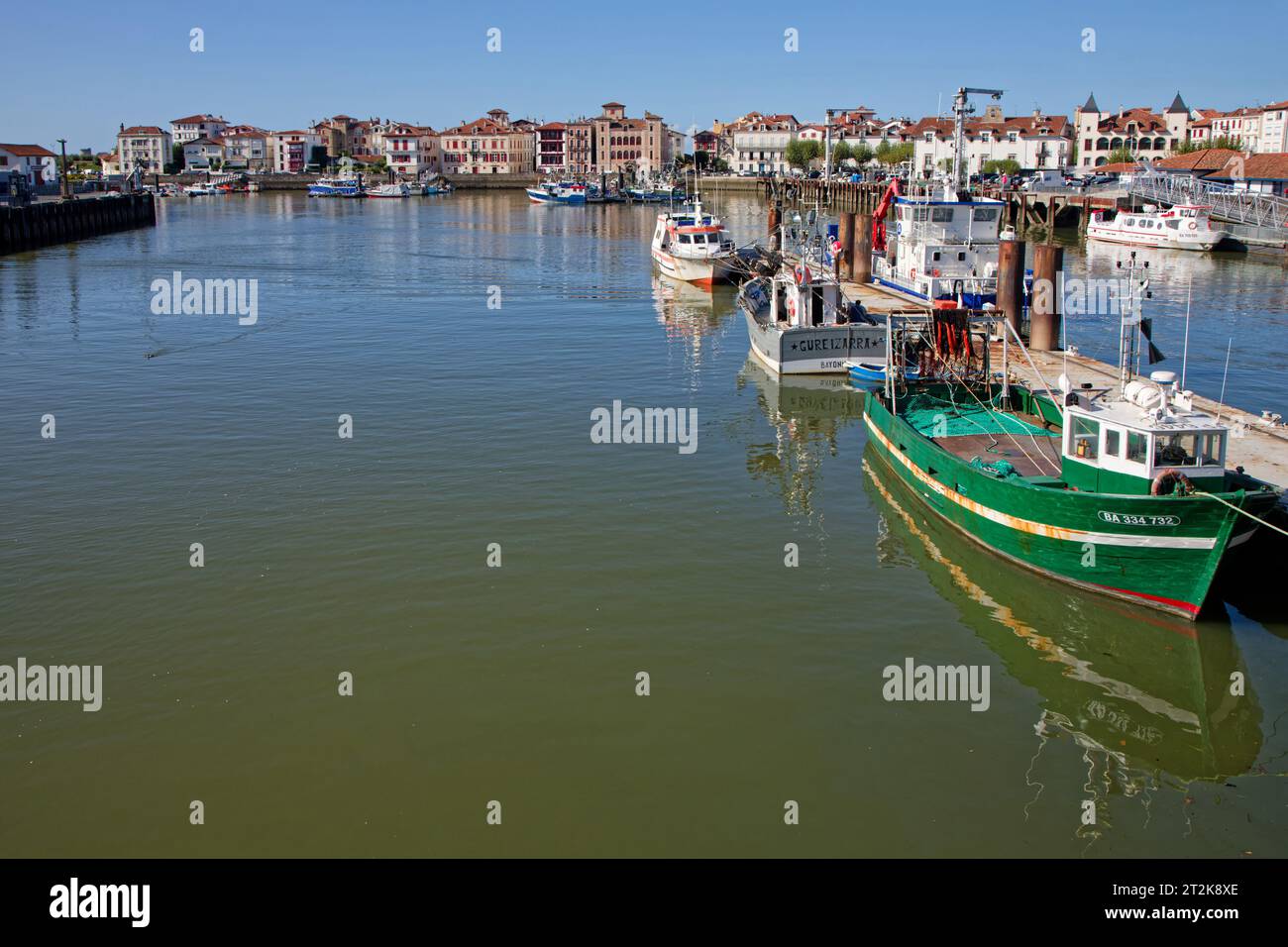 ST-JEAN-DE-LUZ, FRANCE, 23 septembre 2023 : Port de pêche de Saint-Jean-de-Luz sur la côte basque. C'est maintenant une station touristique célèbre connue pour son arc Banque D'Images