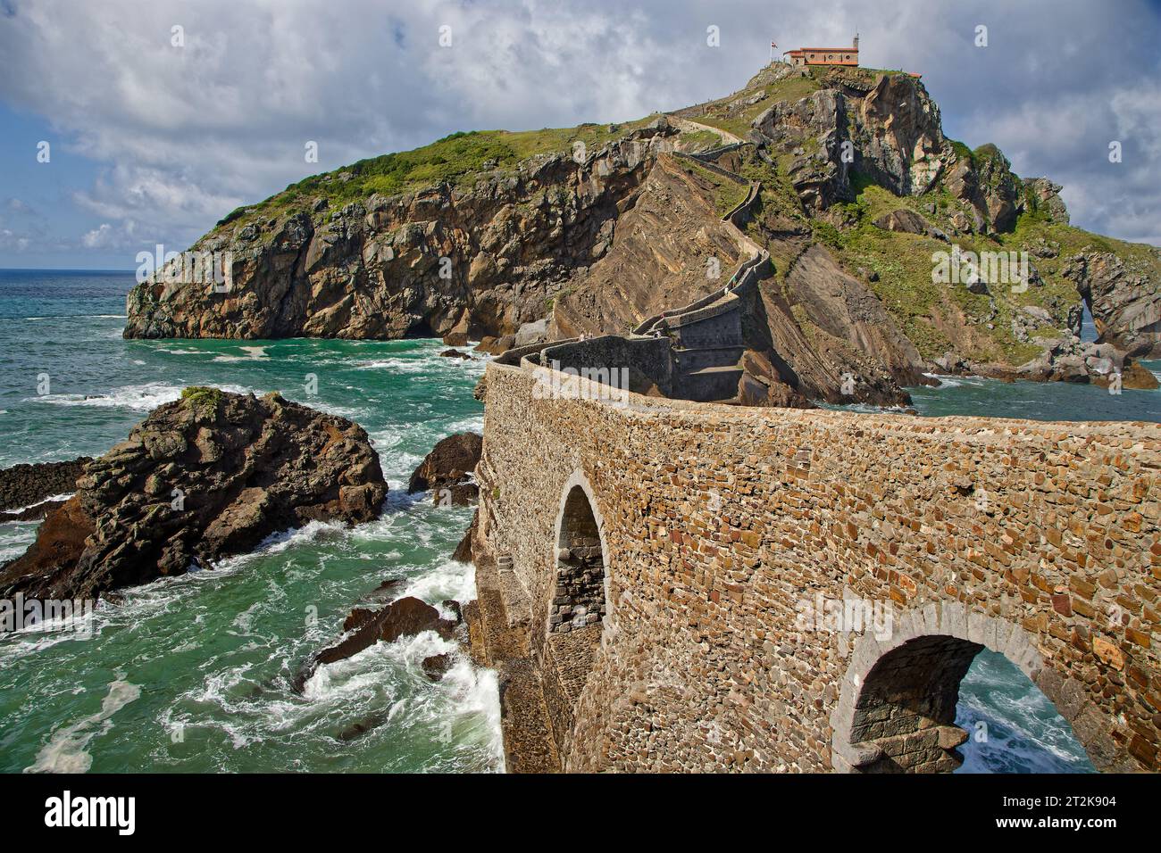 BERMEO, ESPAGNE, le 26 septembre 2023 : l'île magique de San Juan de Gaztelugatxe et son petit monastère est une étape incontournable sur la côte basque Banque D'Images