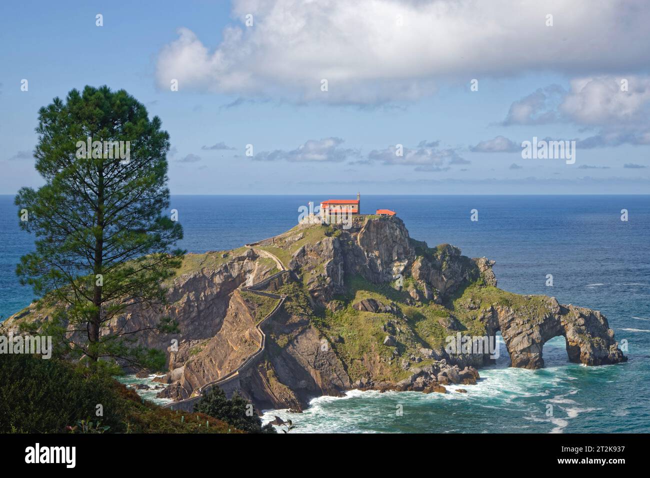 BERMEO, ESPAGNE, le 26 septembre 2023 : l'île magique de San Juan de Gaztelugatxe et son petit monastère est une étape incontournable sur la côte basque Banque D'Images