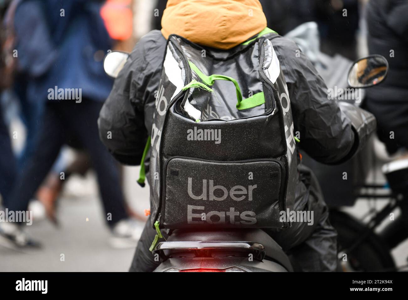 Paris, France. 19 octobre 2023. Une livraison pour Uber Eats ou UberEats sur son vélo ou sa moto. Illustration de livraisons pour les plateformes de livraison de repas à emporter à domicile, à Paris, France le 19 octobre 2023. Photo de Victor Joly/ABACAPRESS.COM crédit : Abaca Press/Alamy Live News Banque D'Images