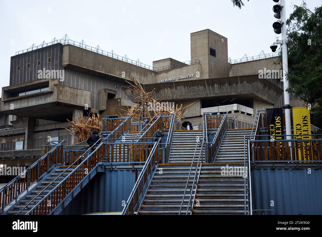 La remarquable installation en bambou d’Asim Waqif à la Hayward Gallery. Londres Banque D'Images