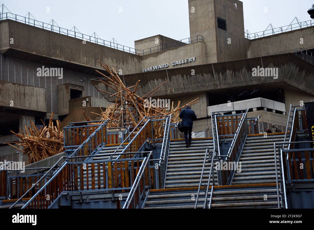 La remarquable installation en bambou d’Asim Waqif à la Hayward Gallery. Londres Banque D'Images