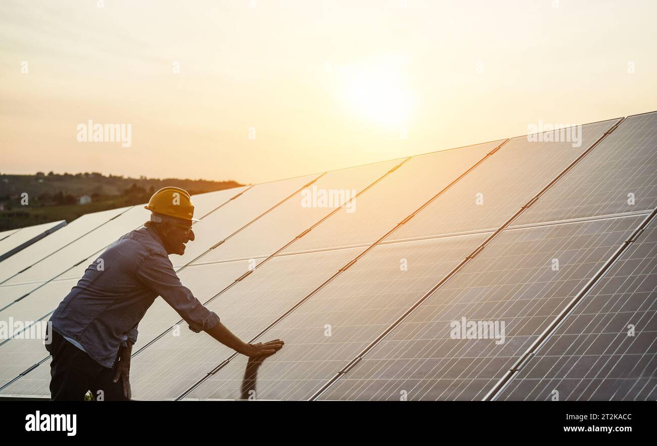 Homme travaillant à la station de panneaux solaires - concept d'énergie verte renouvelable - Focus sur le visage Banque D'Images