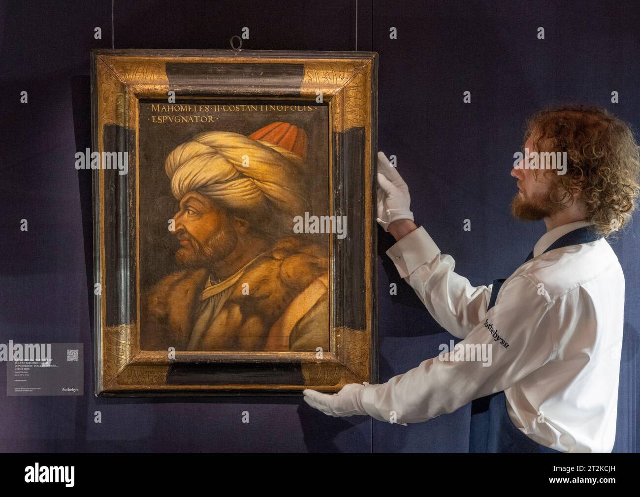 Sotheby's, Londres, Royaume-Uni. 20 octobre 2023. Art du monde islamique & Inde avec plus de 1 000 ans d'objets historiques, peintures et manuscrits, a lieu le 25 octobre. Faits saillants : Portrait historique du sultan Mehmet II 'le Conquérant', école italienne, vers 1600, estimation : £80,000-120,000. Crédit : Malcolm Park/Alamy Live News Banque D'Images