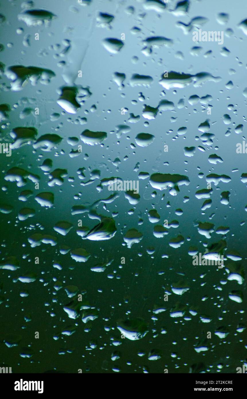 Pluie tombant sur le verre, fond texturé Banque D'Images