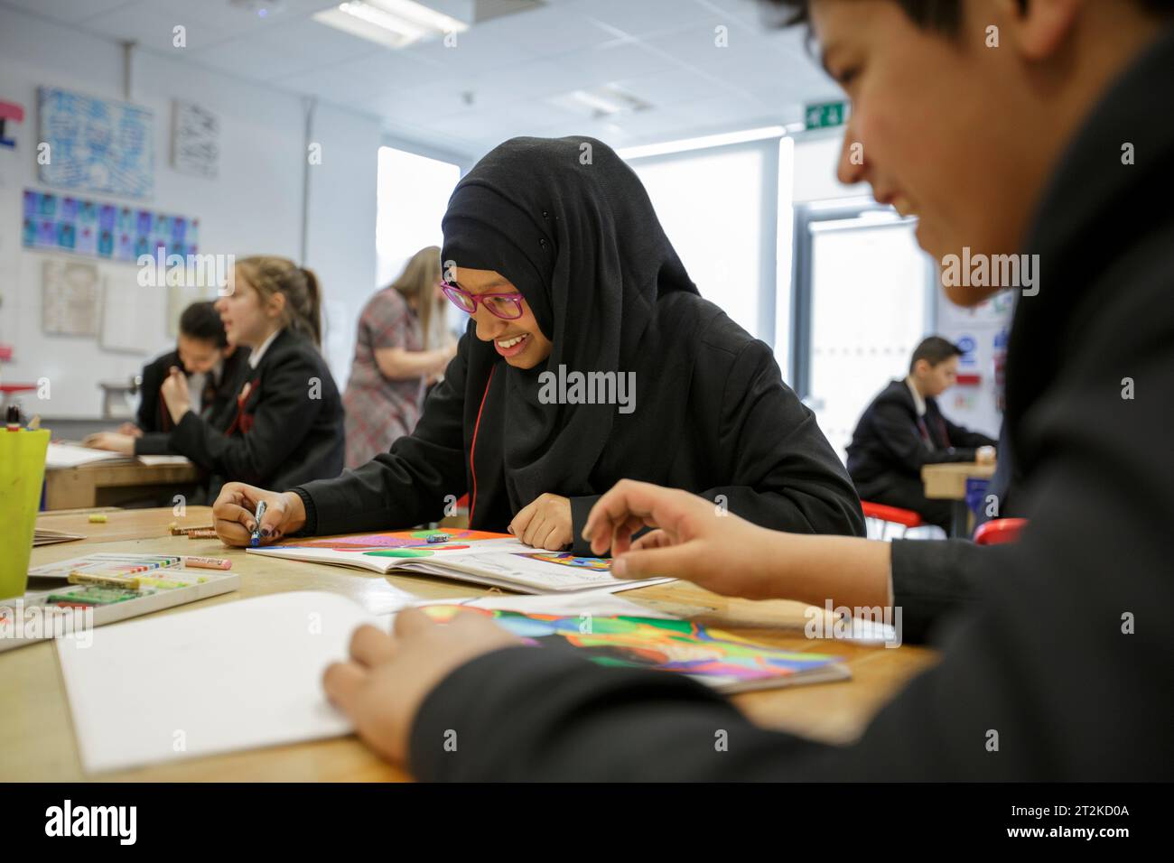 Un cours d'art dans une école secondaire britannique. Banque D'Images