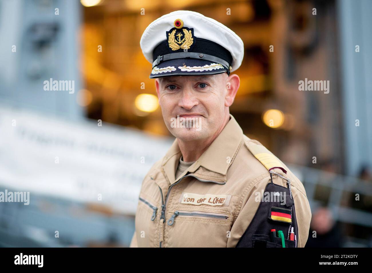 Wilhelmshaven, Allemagne. 20 octobre 2023. Tilmann von der Lühe, capitaine de frégate et commandant de la frégate 'Baden-Württemberg' (F222) se tient devant le navire à la base navale avant le départ. La frégate de la marine allemande est partie pour son premier déploiement dans le cadre d’une mission de l’ONU en Méditerranée au large des côtes libanaises. Crédit : Hauke-Christian Dittrich/dpa/Alamy Live News Banque D'Images